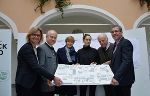 v.l.n.r. Vizebgm. Kaltenegger, LR Seitinger, Gewinnerinnen Wögrath u. Mehlan, Juryvorsitzender Riepl, Bgm. Koch © Lebensressort / honorarfrei v.l.n.r. Vizebgm. Kaltenegger, LR Seitinger, Gewinnerinnen Wögrath u. Mehlan, Juryvorsitzender Riepl, Bgm. Koch © Lebensressort / honorarfrei