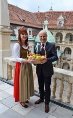 Apfelkönigin Magdalena I. mit LR Johann Seitinger © Lebensressort / honorarfrei Apfelkönigin Magdalena I. mit LR Johann Seitinger © Lebensressort / honorarfrei