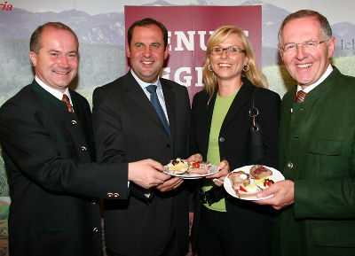 v.l.n.r.: LR J. Seitinger, BM J. Pröll, C.Tinkler (BILLA), Präs. Wlodkowski v.l.n.r.: LR J. Seitinger, BM J. Pröll, C.Tinkler (BILLA), Präs. Wlodkowski