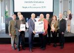 LR Seitinger mit dem Bürgermeister der Neptun-Wassergemeinde St. Radegund bei Graz, Hannes Kogler und jenen Damen und Herren, die am Gewinnerprojekt „Quellenweg mit Kneipp-Meditationsweg“ engagiert am Werke waren. © Lebensressort / honorarfrei LR Seitinger mit dem Bürgermeister der Neptun-Wassergemeinde St. Radegund bei Graz, Hannes Kogler und jenen Damen und Herren, die am Gewinnerprojekt „Quellenweg mit Kneipp-Meditationsweg“ engagiert am Werke waren.