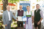 Preisträger der Kategorie nachhaltige Wassernutzung - Gewässerschutz: v.l.n.r.: Landesrat Seitinger mit Karl, Paula und Lukas Schloffer © Foto Fischer / bei Quellenangabe honorarfrei Preisträger der Kategorie nachhaltige Wassernutzung - Gewässerschutz: v.l.n.r.: Landesrat Seitinger mit Karl, Paula und Lukas Schloffer