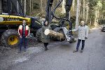 v.l.n.r.: Waldverband Steiermark-Geschäftsführer Bernd Poinsitt, Bundesministerin Elisabeth Köstinger und Landesrat Hans Seitinger