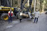 v.l.n.r.: Waldverband Steiermark-Geschäftsführer Bernd Poinsitt, Bundesministerin Elisabeth Köstinger und Landesrat Hans Seitinger © BMLRT/Lendl, bei Quellenangabe honorarfrei v.l.n.r.: Waldverband Steiermark-Geschäftsführer Bernd Poinsitt, Bundesministerin Elisabeth Köstinger und Landesrat Hans Seitinger