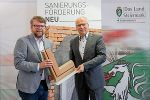 Wohnbaulandesrat Hans Seitinger und Klubobmann Hannes Schwarz präsentieren die neue Förderung für Sanierungen im Wohnbau © Lebensressort/Binder, bei Quellenangabe honorarfrei