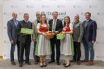 Landeshauptmann Christopher Drexler mit der Delegation der steirischen Obstbauwirtschaft angeführt von den Apfelhoheiten in der Grazer Burg. © Land Steiermark/ Binder